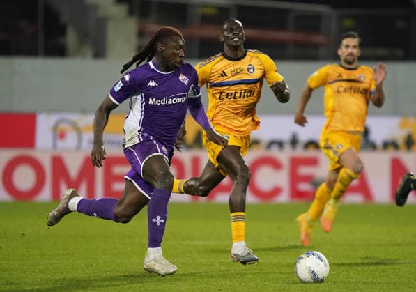 Fiorentina™s Moise Kean fight for the ball with Pisa™s Rafiu Durosinmi during the Serie A soccer match between Fiorentina and Pisa at the Artemio Franchi stadium in Florence, center of Italy - Monday, February 23, 2026. - Soccer  Copyright: xMarcoxBucco LaxPressex