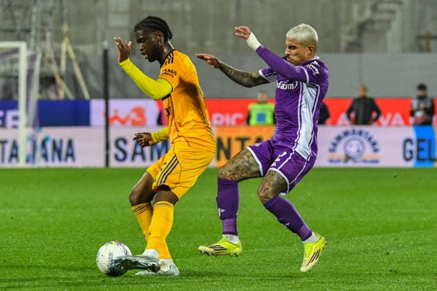 CALCIO - Serie A - ACF Fiorentina vs Pisa SC Samuel Iling-Junior (Pisa) thwarted by Domilson Cordeiro Dos Santos Dodo (Fiorentina) during ACF Fiorentina vs Pisa SC, Italian soccer Serie A match in Florence, Italy, February 23 2026 Florence Italy  Copyright: xIPAxSport ABACAx