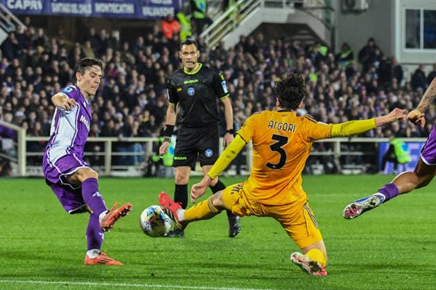 CALCIO - Serie A - ACF Fiorentina vs Pisa SC Nicolo Fagioli (Fiorentina) fights for the ball against Samuele Angori (Pisa) during ACF Fiorentina vs Pisa SC, Italian soccer Serie A match in Florence, Italy, February 23 2026 Florence Italy  Copyright: xIPAxSport ABACAx