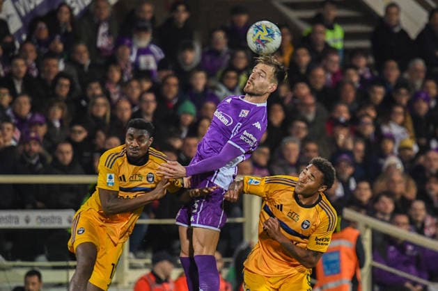 CALCIO - Serie A - ACF Fiorentina vs Pisa SC header of Marin Pongracic (Fiorentina) against Rafiu Adekunle Durosinmi (Pisa) during ACF Fiorentina vs Pisa SC, Italian soccer Serie A match in Florence, Italy, February 23 2026 Florence Italy  Copyright: xIPAxSport ABACAx