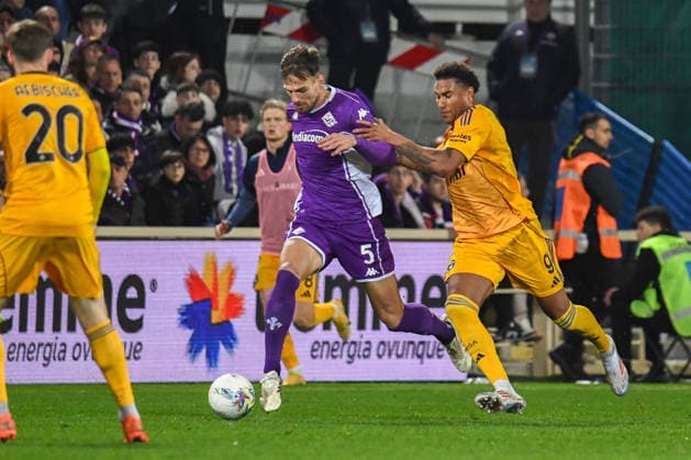 CALCIO - Serie A - ACF Fiorentina vs Pisa SC Marin Pongracic (Fiorentina) fights for the ball against Henrik Wendel Meister (Pisa) during ACF Fiorentina vs Pisa SC, Italian soccer Serie A match in Florence, Italy, February 23 2026 Florence Italy  Copyright: xIPAxSport ABACAx