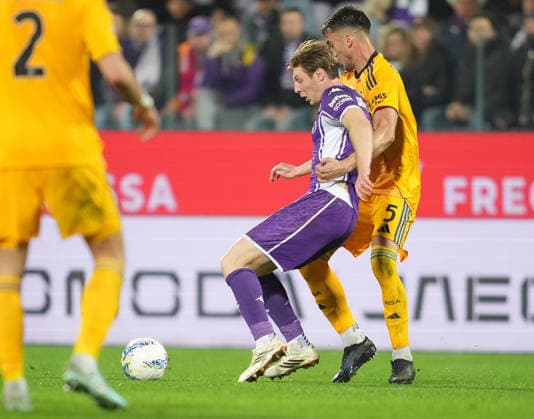 February 23, 2026, Florence, Italy: Fiorentina s midfielder Marco Brescianini (L) in action against Pisa s defender Simone Canestrelli (R) during the Italian serie A soccer match ACF Fiorentina vs AC Pisa at the Artemio Franchi Stadium in Florence, Italy, 23 February 2026.ANSA CLAUDIO GIOVANNINI Serie A: Fiorentina - Pisa  - ZUMAa110 20260223_zaf_a110_037 Copyright: xClaudioxGiovanninix