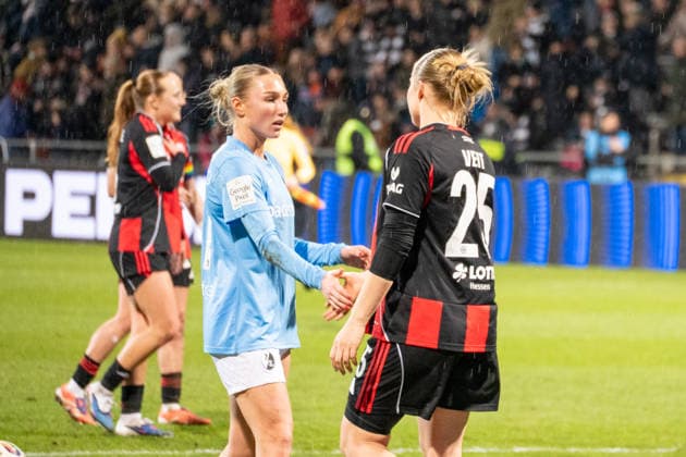 Germany Soccer Google Pixel Womens Bundesliga 2025 2026 Eintracht Frankfurt vs SC Freiburg 19 Matchday Am Brentanobad Stadion Frankfurt after the match Sophie Nachtigall SC Freiburg,27 Jella Veit Eintracht Frankfurt,25 Copyright: xOrhanxHabashx