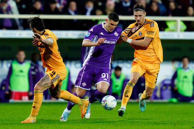 ACF Fiorentina v Pisa SC - Serie A Enilive Rosen Bozhinov of Pisa SC and Roberto Piccoli of ACF Fiorentina compete for the ball during the serie Serie A Enilive match between ACF Fiorentina and Pisa SC at Stadio Artemio Franchi on February 23, 2026 in Florence, Italy Florence Stadio Artemio Franchi Tuscany Italy Copyright: xGiuseppexMaffiax 260223_SerieA_Fiorentina-Pisa_GM_05410