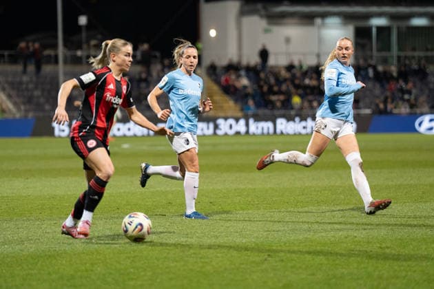 23 02 2026, xhfmx, Fußball Google Pixel Frauen Bundesliga, Eintracht Frankfurt SC Freiburg v l Nadine Riesen Eintracht Frankfurt Frauen , Lisa Karl SC Freiburg Frauen , Tessa Blumenberg SC Freiburg Frauen DFL DFB REGULATIONS PROHIBIT ANY USE OF PHOTOGRAPHS as IMAGE SEQUENCES and or QUASI VIDEO Frankfurt am Main
