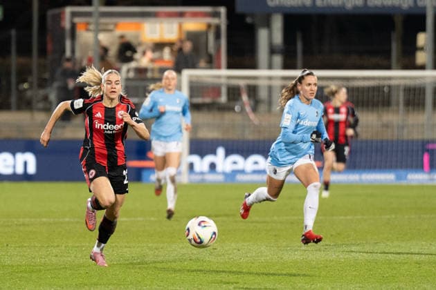 23 02 2026, xhfmx, Fußball Google Pixel Frauen Bundesliga, Eintracht Frankfurt SC Freiburg v l Nadine Riesen Eintracht Frankfurt Frauen , Selina Vobian SC Freiburg Frauen DFL DFB REGULATIONS PROHIBIT ANY USE OF PHOTOGRAPHS as IMAGE SEQUENCES and or QUASI VIDEO Frankfurt am Main