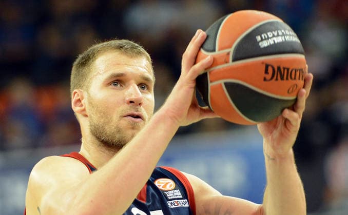 Bayern Munich vs Strasbourg IG: Turkish Airlines Euroleague MUNICH, GERMANY - OCTOBER 30: Anton Gavel of Munich throws the ball during the Euroleague Basketball match between Bayern Munich and Strasbourg IG at the Audi Dome arena in Munich, Germany on October 30, 2015. Munich Bayern. Editorial use only. Please get in touch for any other usage.  Copyright: x2025xAnadoluxJoergxKochx
