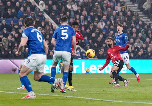 Liverpool, England, 23rd February 2026. Matheus Cunha of Manchester United, ManU shoots during the Everton vs Manchester United Premier League match at Hill Dickinson Stadium, Liverpool. Picture credit should read: Andrew Yates Sportimage EDITORIAL USE ONLY. No use with unauthorised audio, video, data, fixture lists, club league logos or live services. Online in-match use limited to 120 images, no video emulation. No use in betting, games or single club league player publications. SPI_015_AY_Everton_Man_Utd SPI-4547-0016