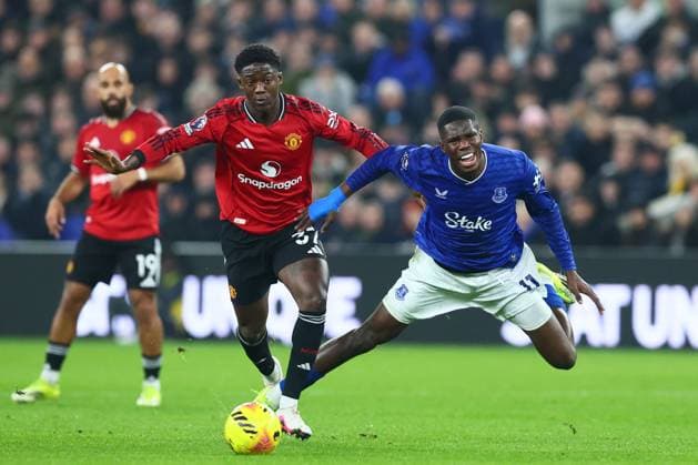 Kobbie Mainoo of Manchester United, ManU fouls Thierno Barry of Everton Everton v Manchester United, Premier League, Football, Hill Dickinson Stadium, Liverpool, UK - 23 Feb 2026Liverpool Hill Dickinson Stadium United Kingdom EDITORIAL USE ONLY No use with unauthorised audio, video, data, fixture lists, club league logos or live services. Online in-match use limited to 120 images, no video emulation. No use in betting, games or single club league player publications. Copyright: xPaulxCurrie Shutterstockx 16692802ap