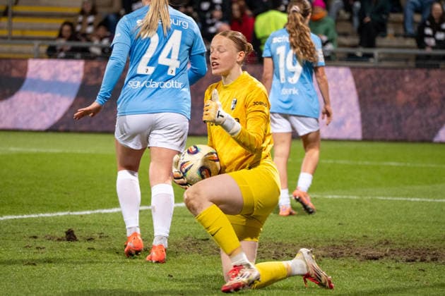 Germany Soccer Google Pixel Womens Bundesliga 2025 2026 Eintracht Frankfurt vs SC Freiburg 19 Matchday Am Brentanobad Stadion Frankfurt on the ball Rebecca Adamczyk SC Freiburg, 33 Copyright: xOrhanxHabashx