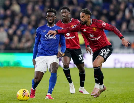Liverpool, England, 23rd February 2026. Tim Iroegbunam of Everton tussles with Matheus Cunha of Manchester United, ManU during the Everton vs Manchester United Premier League match at Hill Dickinson Stadium, Liverpool. Picture credit should read: Andrew Yates Sportimage EDITORIAL USE ONLY. No use with unauthorised audio, video, data, fixture lists, club league logos or live services. Online in-match use limited to 120 images, no video emulation. No use in betting, games or single club league player publications. SPI_023_AY_Everton_Man_Utd SPI-4547-0025
