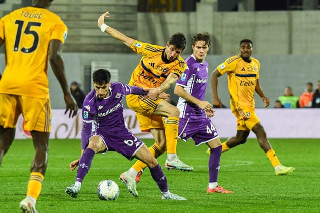 CALCIO - Serie A - ACF Fiorentina vs Pisa SC Fabiano Parisi (Fiorentina) fights for the ball against Stefano Moreo (Pisa) during ACF Fiorentina vs Pisa SC, Italian soccer Serie A match in Florence, Italy, February 23 2026 Florence Italy  Copyright: xIPAxSport ABACAx