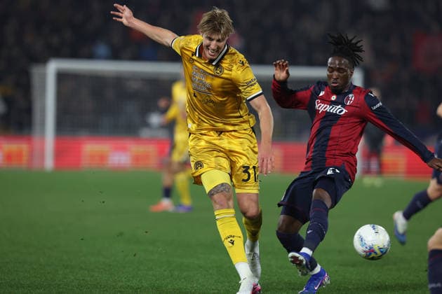 Udinese™s Thomas Kristensen fight for the ball with Bologna™s Jonathan Rowe during the Serie A soccer match between Bologna and Udinese at the Renato Dall™Ara Stadium in Bologna -Monday, February 23, 2026. - Soccer .  Copyright: xGiannixSantandrea LaPressex