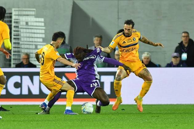 Foul by Antonio Caracciolo (Pisa) on Bioty Moise Kean (Fiorentina) during ACF Fiorentina vs Pisa SC, Italian soccer Serie A match in Florence, Italy, February 23 2026  Copyright: xGabrielexMasotti IPAxSportx xipa-agency.netx xx IPA_71941684 IPA_Agency_IPA71941684