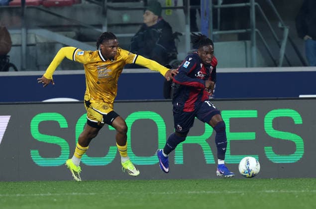 Udinese™s Kingsley Ehizibue fight for the ball with Bologna™s Jonathan Rowe during the Serie A soccer match between Bologna and Udinese at the Renato Dall™Ara Stadium in Bologna -Monday, February 23, 2026. - Soccer .  Copyright: xGiannixSantandrea LaPressex