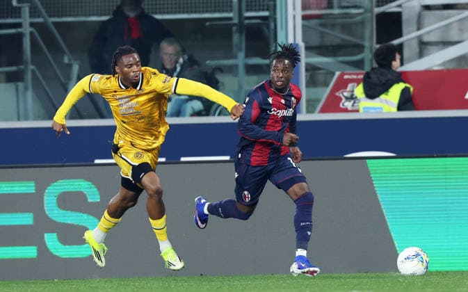 Udinese™s Kingsley Ehizibue fight for the ball with Bologna™s Jonathan Rowe during the Serie A soccer match between Bologna and Udinese at the Renato Dall™Ara Stadium in Bologna -Monday, February 23, 2026. - Soccer .  Copyright: xGiannixSantandrea LaPressex