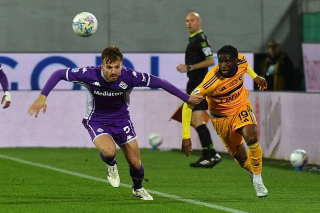 Marin Pongracic (Fiorentina) Samuel Iling Junior (Pisa) during ACF Fiorentina vs Pisa SC, Italian soccer Serie A match in Florence, Italy, February 23 2026  Copyright: xGabrielexMasotti IPAxSportx xipa-agency.netx xx IPA_71941683 IPA_Agency_IPA71941683
