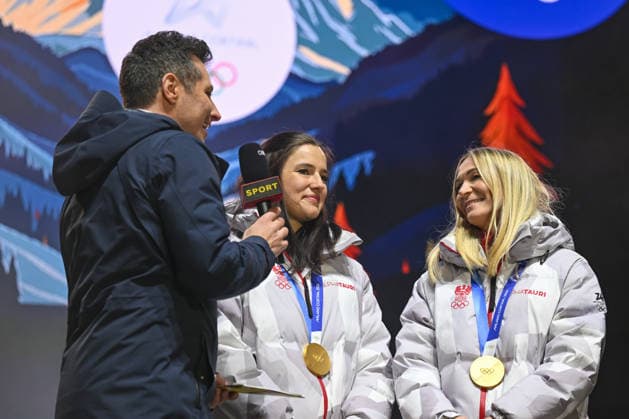 OLYMPICS - Winter Olympic Games, Olympische Spiele, Olympia, OS Milano Cortina 2026 INNSBRUCK,AUSTRIA,23.FEB.26 - OLYMPICS - Winter Olympic Games Milano Cortina 2026, Olympic Team Austria, medal celebration. Image shows Lukas Schweighofer (ORF), Katharina Huber and Ariane Raedler (AUT).  GEPAxpictures xDanielxSchoenherr