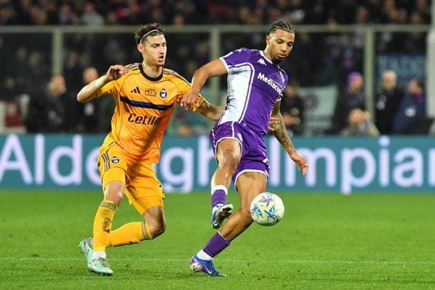 Cher Ndour (Fiorentina) thwarted by Rosen Petkov Bozhinov (Pisa) during ACF Fiorentina vs Pisa SC, Italian soccer Serie A match in Florence, Italy, February 23 2026  Copyright: xGabrielexMasotti IPAxSportx xipa-agency.netx xx IPA_71941797 IPA_Agency_IPA71941797