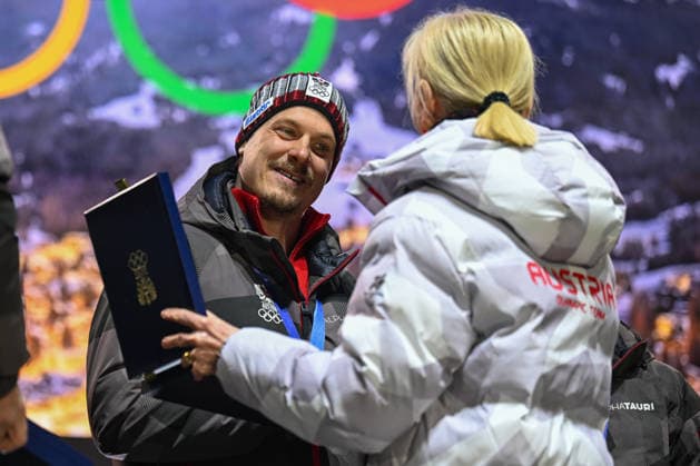 OLYMPICS - Winter Olympic Games, Olympische Spiele, Olympia, OS Milano Cortina 2026 INNSBRUCK,AUSTRIA,23.FEB.26 - OLYMPICS - Winter Olympic Games Milano Cortina 2026, Olympic Team Austria, medal celebration. Image shows Manuel Feller (AUT) and president Roswitha Stadlober (Ski Austria).  GEPAxpictures xDanielxSchoenherr