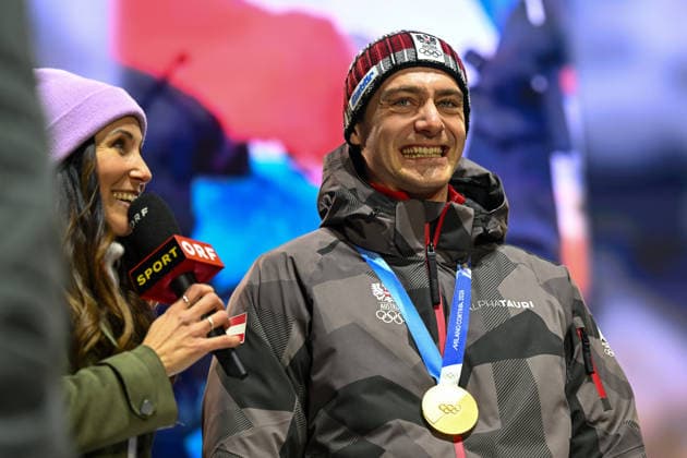 OLYMPICS - Winter Olympic Games, Olympische Spiele, Olympia, OS Milano Cortina 2026 INNSBRUCK,AUSTRIA,23.FEB.26 - OLYMPICS - Winter Olympic Games Milano Cortina 2026, Olympic Team Austria, medal celebration. Image shows Karina Toth (ORF) and Alessandro Haemmerle (AUT).  GEPAxpictures xDanielxSchoenherr