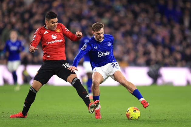 Everton gegen Manchester United 23. Februar 2026 Premier League Everton gegen Manchester United Casemiro von Manchester United und Kiernan Dewsbury Hall von Everton Foto Simon Stacpoole Abseits Merseyside UK  Copyright: xSimonxStacpoolexOffside