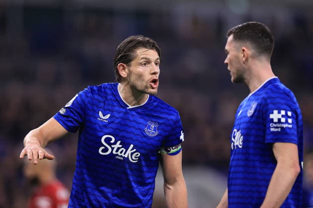 Everton gegen Manchester United 23. Februar 2026 Premier League Everton gegen Manchester United James Tarkowski von Everton links im Gespräch mit Michael Keane von Everton Foto Simon Stacpoole Abseits Merseyside UK  Copyright: xSimonxStacpoolexOffside