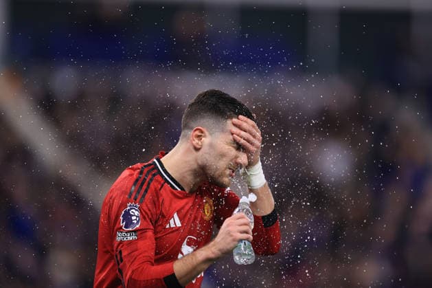 Everton gegen Manchester United 23. Februar 2026 Premier League Everton gegen Manchester United Diogo Dalot von Manchester United bespritzt sein Gesicht mit Wasser Foto Simon Stacpoole Abseits Merseyside UK  Copyright: xSimonxStacpoolexOffside