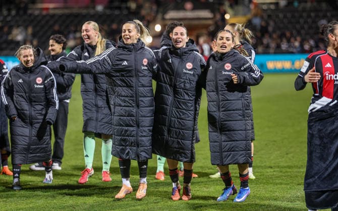 GER, Frankfurt, Eintracht Frankfurt vs SC Freiburg, Google Pixel Bundesliga, Fußball, DFB, Spielzeit 2025 2026, Stadion am Brentanobad, 19 Spieltag im Bild Eintracht Frankfurt Frauen gewinnen 3 0 nach Tor gegen den SC Freiburg, Freude und Emotionen nach dem Sieg, Nina Lührsen Eintracht Frankfurt Women 11 , Geraldine Reuteler Eintracht Frankfurt Women 14 , Ereleta Memeti Eintracht Frankfurt Women 27 DFB DFL REGULATIONS PROHIBIT ANY USE OF PHOTOGRAPHS AS IMAGE SEQUENCES AND OR QUASI VIDEO, 23 02 2026 Copyright: HMBxMedia HendrikxHamelau