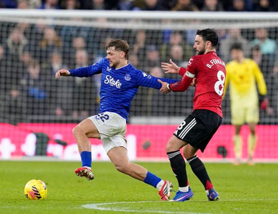 Liverpool, England, 23rd February 2026. Kiernan Dewsbury-Hall of Everton held by Bruno Fernandes of Manchester United, ManU during the Everton vs Manchester United Premier League match at Hill Dickinson Stadium, Liverpool. Picture credit should read: Andrew Yates Sportimage EDITORIAL USE ONLY. No use with unauthorised audio, video, data, fixture lists, club league logos or live services. Online in-match use limited to 120 images, no video emulation. No use in betting, games or single club league player publications. SPI_064_AY_Everton_Man_Utd SPI-4547-0064