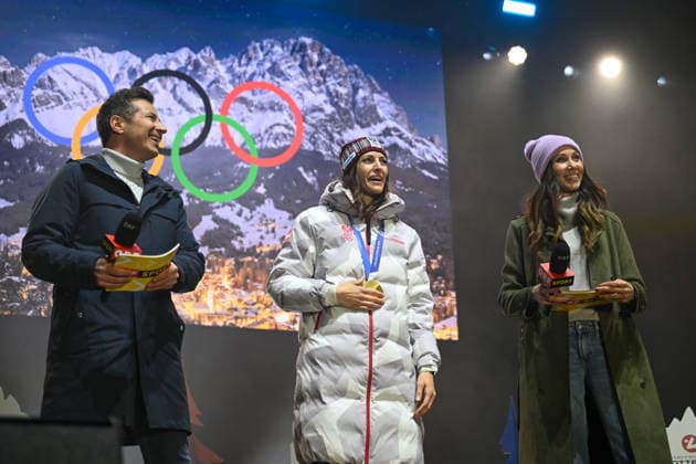 OLYMPICS - Winter Olympic Games, Olympische Spiele, Olympia, OS Milano Cortina 2026 INNSBRUCK,AUSTRIA,23.FEB.26 - OLYMPICS - Winter Olympic Games Milano Cortina 2026, Olympic Team Austria, medal celebration. Image shows Lukas Schweighofer (ORF), Janine Flock (AUT) and Karina Toth (ORF).  GEPAxpictures xDanielxSchoenherr