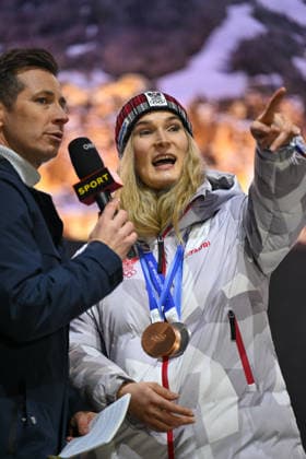 OLYMPICS - Winter Olympic Games, Olympische Spiele, Olympia, OS Milano Cortina 2026 INNSBRUCK,AUSTRIA,23.FEB.26 - OLYMPICS - Winter Olympic Games Milano Cortina 2026, Olympic Team Austria, medal celebration. Image shows Lukas Schweighofer (ORF) and Selina Egle (AUT).  GEPAxpictures xDanielxSchoenherr