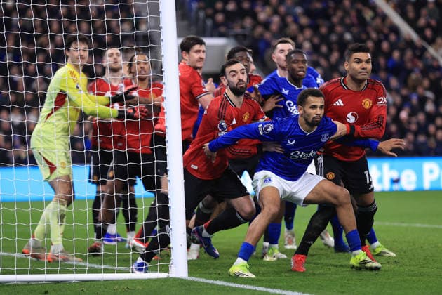 Everton gegen Manchester United 23. Februar 2026 Premier League Everton gegen Manchester United Iliman Ndiaye von Everton hält Bruno Fernandes und Casemiro von Manchester United zurück, als die Spieler bei einem Eckstoß zusammenstoßen Foto Simon Stacpoole Abseits Merseyside UK  Copyright: xSimonxStacpoolexOffside