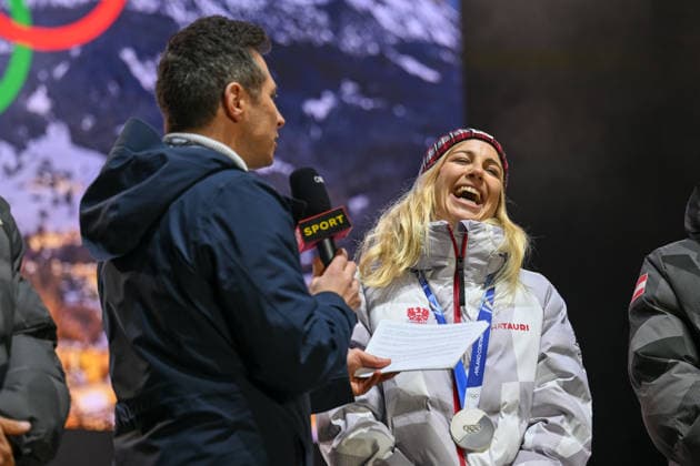 OLYMPICS - Winter Olympic Games, Olympische Spiele, Olympia, OS Milano Cortina 2026 INNSBRUCK,AUSTRIA,23.FEB.26 - OLYMPICS - Winter Olympic Games Milano Cortina 2026, Olympic Team Austria, medal celebration. Image shows Lukas Schweighofer (ORF) and Sabine Payer (AUT).  GEPAxpictures xDanielxSchoenherr