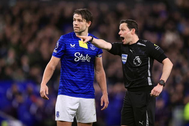 Everton - Manchester United 23. Februar 2026 Premier League Everton - Manchester United Michael Keane von Everton erhält eine gelbe Karte von Schiedsrichter Darren England Foto Simon Stacpoole Abseits Merseyside UK  Copyright: xSimonxStacpoolexOffside
