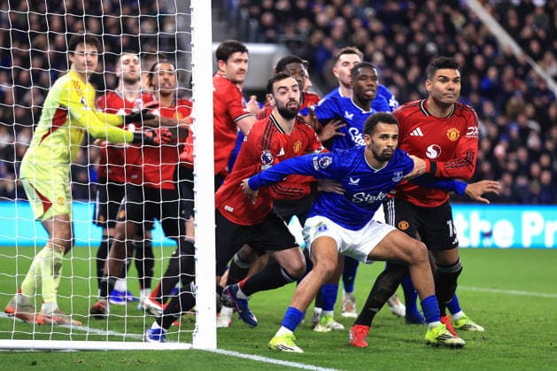 Everton gegen Manchester United 23. Februar 2026 Premier League Everton gegen Manchester United Iliman Ndiaye von Everton hält Bruno Fernandes und Casemiro von Manchester United zurück, als die Spieler bei einem Eckstoß zusammenstoßen Foto Simon Stacpoole Abseits Merseyside UK  Copyright: xSimonxStacpoolexOffside