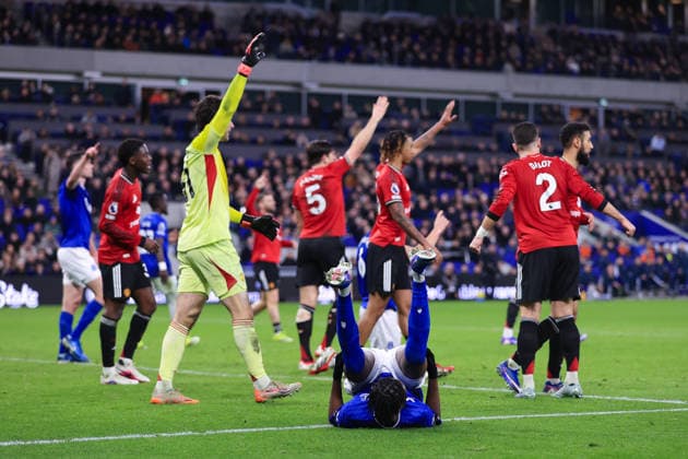 Everton gegen Manchester United Premier League LIVERPOOL, ENGLAND FEBRUARY 23 Tyrique George von Everton stürzt, als Spieler von Manchester United während des Premier-League-Spiels zwischen Everton und Manchester United im Hill Dickinson Stadium am 23. Februar 2026 in Liverpool, Vereinigtes Königreich Foto von Simon Stacpoole Abseits Abseits via Getty Images Liverpool England Vereinigtes Königreich  Copyright: xSimonxStacpoole OffsidexOffside 776340620
