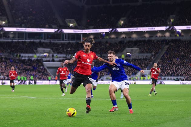 Fußball Premier League Everton gegen Manchester United 23. Februar 2026 Premier League Everton gegen Manchester United Leny Yoro von Manchester United kämpft mit Kiernan Dewsbury Hall von Everton Foto Simon Stacpoole Abseits Liverpool UK  Copyright: xSimonxStacpoolexOffside