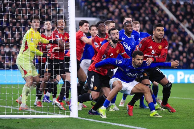 Fußball Premier League Everton gegen Manchester United 23. Februar 2026 Premier League Everton gegen Manchester United Iliman Ndiaye von Everton hält Bruno Fernandes von Manchester United zurück L und Casemiro von Manchester United Foto Simon Stacpoole Abseits Liverpool UK  Copyright: xSimonxStacpoolexOffside