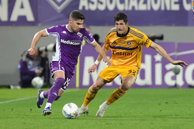 ACF Fiorentina v Pisa SC - Campionato Serie A Manor Solomon of ACF Fiorentina and Stefano Moreo of Pisa SC ,battle for the ball during the Italian Serie A football match between ACF Fiorentina and Pisa SC,on February 23 ,2026 at the Artemio-Franchi stadium in Florence. Firenze FI Italy  Copyright: xAndreaxMartinix originalFilename:martini-acffiore260223_npbUc.jpg