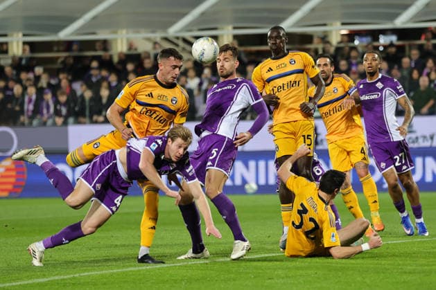 ACF Fiorentina v Pisa SC - Campionato Serie A Marco Brescianini of ACF Fiorentina and Simone Canestrelli of Pisa SC ,battle for the ball during the Italian Serie A football match between ACF Fiorentina and Pisa SC,on February 23 ,2026 at the Artemio-Franchi stadium in Florence. Firenze FI Italy  Copyright: xAndreaxMartinix originalFilename:martini-acffiore260223_npFP9.jpg