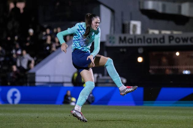 Isobel Goodwin (23 London City Lionesses) scores a penalty during the penalty shootout between London City Lionesses and Tottenham Hotspur in the Adobe Women?s FA Cup 5th Round at CopperJax Community Stadium, Bromley, London, England on Monday 23rd February 2026. Copyright: xClairexJeffreyx xSPPx Sportspressphoto_SPR97046