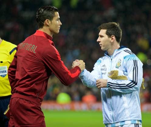 Argentina vs Portugal - International Friendly, Länderspiel, Nationalmannschaft MANCHESTER, ENGLAND - NOVEMBER 18 : Argentina s captain Lionel Messi (R) shakes hand with Portugal s Cristiano Ronaldo (L) before the international friendly football match between Argentina and Portugal at Old Trafford in Manchester on November 18, 2014. David Rawcliffe Anadolu Agency Manchester Ingiltere. Editorial use only. Please get in touch for any other usage.  Copyright: x2025xAnadoluxDavidxRawcliffex