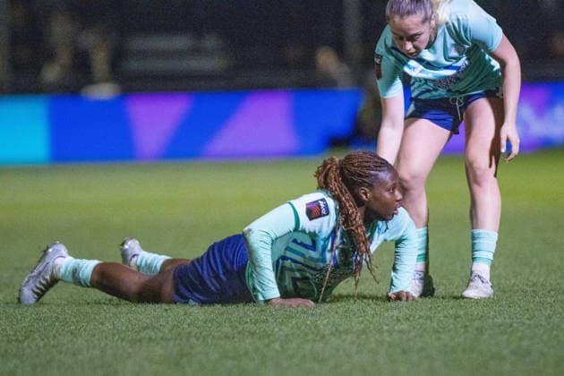 Grace Geyoro (88 London City Lionesses) goes down injured during the match between London City Lionesses and Tottenham Hotspur in the Adobe Women?s FA Cup 5th Round at CopperJax Community Stadium, Bromley, London, England on Monday 23rd February 2026. Copyright: xClairexJeffreyx xSPPx Sportspressphoto_SPR97057