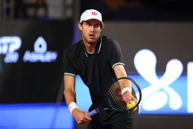 Tenis, Nicolas Jarry vs Dino Prizmic El tenista Nicolas Jarry de Chile prepara el saque en contra de Dino Prizmic de Croacia por el ATP, Tennis Herren 250 de Santiago 2024 en el Club Deportivo San Carlos de Apoquindo en Santiago, Chile. 23 02 2026 Felipe Zanca Photosport Tennis, Nicolas Jarry vs Dino Prizmic The tennis player Nicolas Jarry of Chile prepare the serve against of Dino Prizmic of Croacia in the match for the ATP 250 Santiago 2024 at the Club Deportivo San Carlos de Apoquindo in Santiago, Chile. 23 02 2026 Felipe Zanca Photosport Nicolas Jarry vs Dino Prizmic, ATP 250 Santiago 2026 