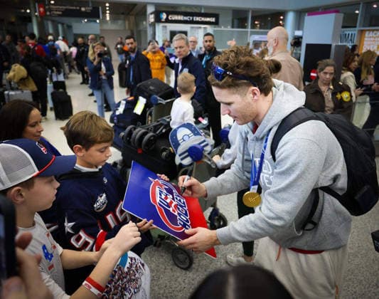 February 23, 2026, Miami, Florida, USA: MATTHEW TKACHUK of Team United States, wearing his gold medal, signs autographs for fans upon arrival at Miami International Airport after returning from Milan following the Americans gold-medal victory over Canada at the 2026 Winter Olympics in Milano Cortina, Italy. Miami USA - ZUMAm67_ 20260223_zaf_m67_004 Copyright: xAliexSkowronskix