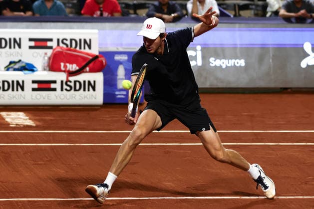 Tenis, Nicolas Jarry vs Dino Prizmic El tenista Nicolas Jarry de Chile regresa la bola de Dino Prizmic de Croacia por el ATP, Tennis Herren 250 de Santiago 2024 en el Club Deportivo San Carlos de Apoquindo en Santiago, Chile. 23 02 2026 Felipe Zanca Photosport Tennis, Nicolas Jarry vs Dino Prizmic The tennis player Nicolas Jarry of Chile return the ball against of Dino Prizmic of Croacia in the match for the ATP 250 Santiago 2024 at the Club Deportivo San Carlos de Apoquindo in Santiago, Chile. 23 02 2026 Felipe Zanca Photosport Nicolas Jarry vs Dino Prizmic, ATP 250 Santiago 2026 