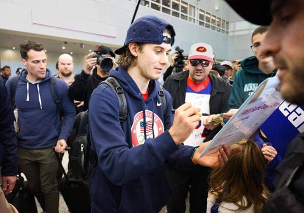 February 23, 2026: Jack Hughes of Team United States signs autographs for fans upon arrival at Miami International Airport on Monday, Feb. 23, 2026, in Miami, after returning from Milan following the Americans gold-medal victory over Canada at the 2026 Winter Olympics in Milano Cortina, Italy.  - ZUMAm67_ 20260223_zaf_m67_005 Copyright: xAliexSkowronskix Sports News - February 23, 2026  - ZUMA0848 20260223_zaf_m67_005 Copyright: xIMAGO AliexSkowronskix