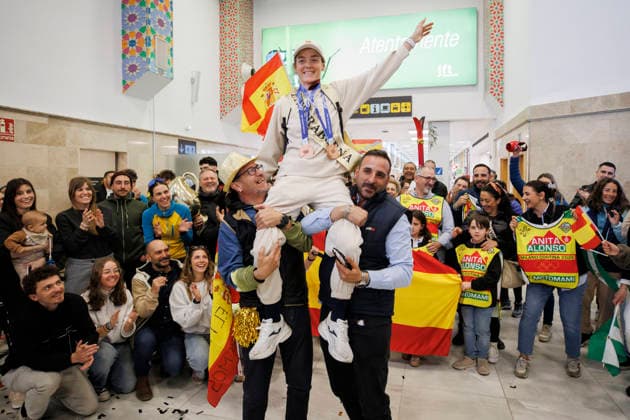 Granada recibe a la medallista en los Juegos Olímpicos de Invierno 2026, Ana Alonso Familiares y amigos de la esquiadora granadina, Ana Alonso, la reciben a su llegada a Granada, tras ganar el bronce en la prueba de sprint de esquí de montana de los Juegos Olímpicos de Milan-Cortina 2026. A 24 de febrero de 2026, en Granada (Andalucía, Espana). La esquiadora de Monachil, Ana Alonso, ha conquistado la medalla de bronce en la prueba de sprint de esquí de montana en los Juegos Olímpicos de Invierno de Milán-Cortina 2026. Es la primera medalla para Espana en la cita italiana, sumando este bronce la sexta medalla olímpica invernal al medallero histórico de Espana, que vuelve a aumentar con el oro conseguido por Cardona en la misma cita. 24 FEBRERO 2026 Álex Cá Granada (Andalucia, Espana) Granada (Andalucia, Espana) Espana *** Granada receives the medalist in the Olympic Winter Games 2026, Ana Alonso Family and friends of the skier from Granada, Ana Alonso, receive her on her arrival in Granada, after winning bronze in the sprint ski mountaineering event at the Olympic Games of Milan Cortina 2026 On February 24, 2026, in Granada Andalusia, Spain The skier from Monachil, Ana Alonso, has won the bronze medal in the sprint ski mountaineering event at the Olympic Winter Games in Milan Cortina 2026 It is the first medal for Spain in the Italian event, adding this bronze the sixth Olympic winter medal to the historical medal list of Spain, which increases again with the gold medal won by Cardona in the same event 24 FEBRUARY 2026 Álex Cálex Granada Granada Andalucia, Espana Granada Andalucia, Espana Spain  Copyright: xÃlexxCamarax 7317247