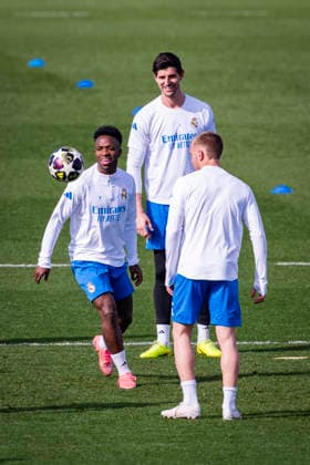 Real Madrid CF Training Session And press conference, PK, Pressekonferenz - UEFA Champions League 2025 26 League Knockout Play-off Second Leg Vinicius Junior of Real Madrid (L) is seen training with his teammates during the Training Session and Press Conference ahead of the UEFA Champions League 2025 26 League Knockout Play-off Second Leg against SL Benfica at Ciudad Real Madrid on February 24, 2026 in Madrid, Spain. Valdebebas Ciudad Real Madrid Madrid Spain Copyright: xAlbertoxGardinx AGardin_20260224_Foot_Champ_Real_Mad_PC_0301